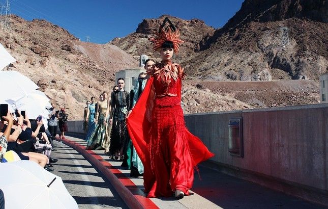 エッフェル塔、ロンドンタワーブリッジ、グランドキャニオンスカイウォーク、フーバーダム、ジェマソーラー太陽光発電所、ドバイ、ニューヨーク、シドニー、香港の巨大客船などでショーを開催 ⓒ Thoi Dai エッフェル塔、ロンドンタワーブリッジ、グランドキャニオンスカイウォーク、フーバーダム、ジェマソーラー太陽光発電所、ドバイ、ニューヨーク、シドニー、香港の巨大客船などでショーを開催 ⓒ Thoi Dai